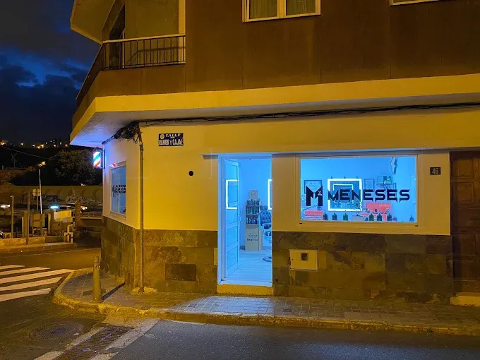 Fachada de Meneses Cuts en Calle Ramón y Cajal